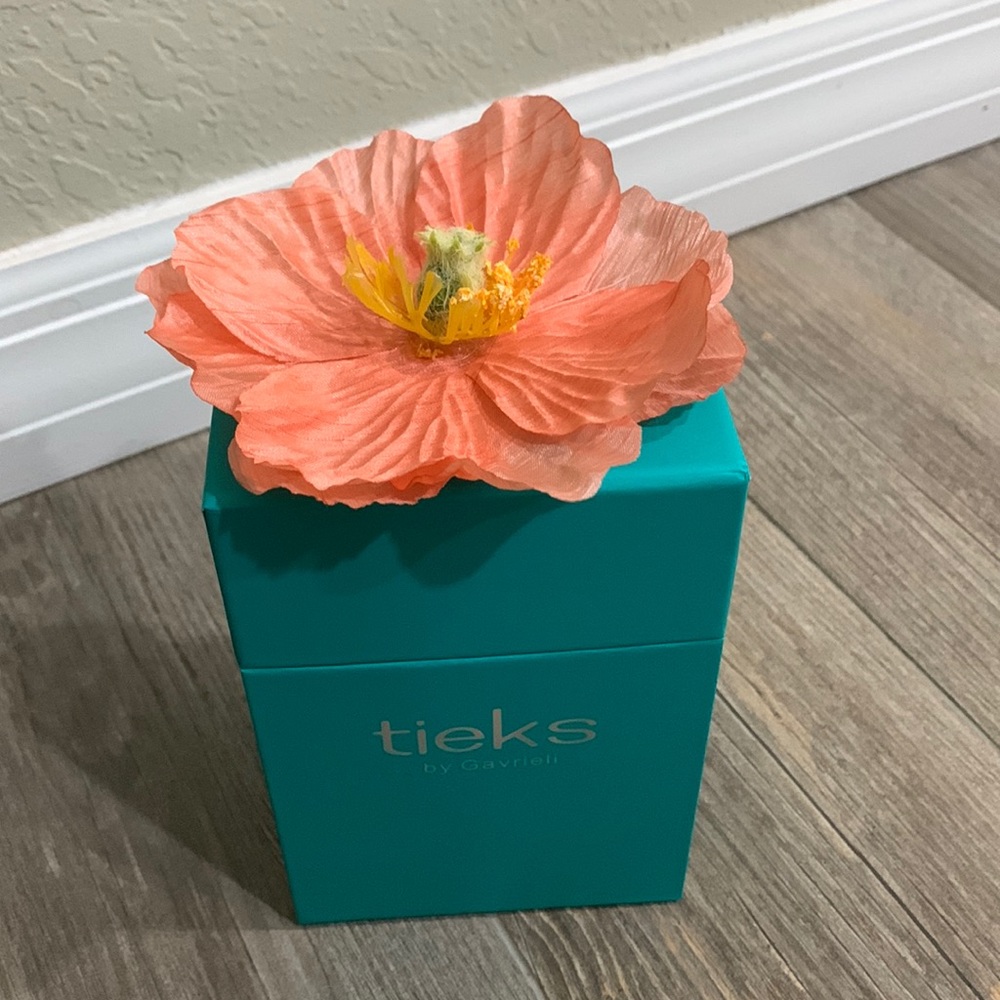 Icelandic Peach Puppy Topper and box